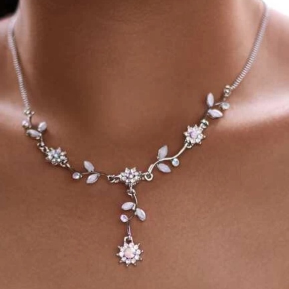 Jewelry - Gorgeous Iridescent Crystal Flower Charm necklace